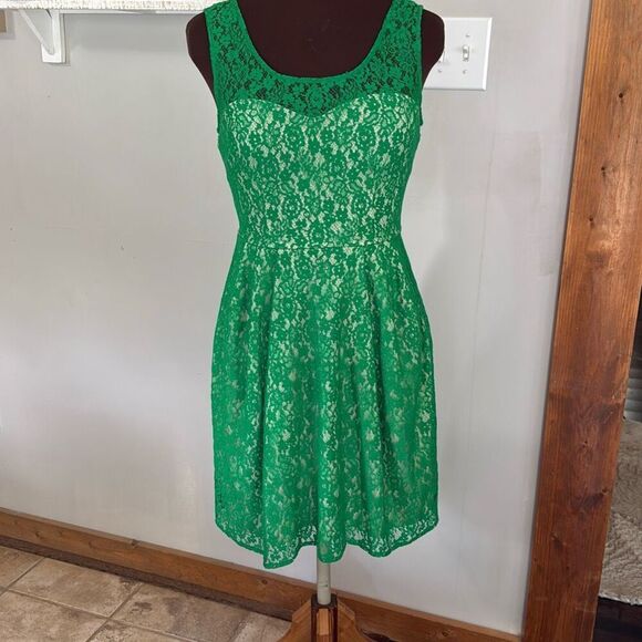 Betsey Johnson Dresses & Skirts - Betsy Johnson nude floral overlay lace dress size 4 fit and flare Kelly green fa